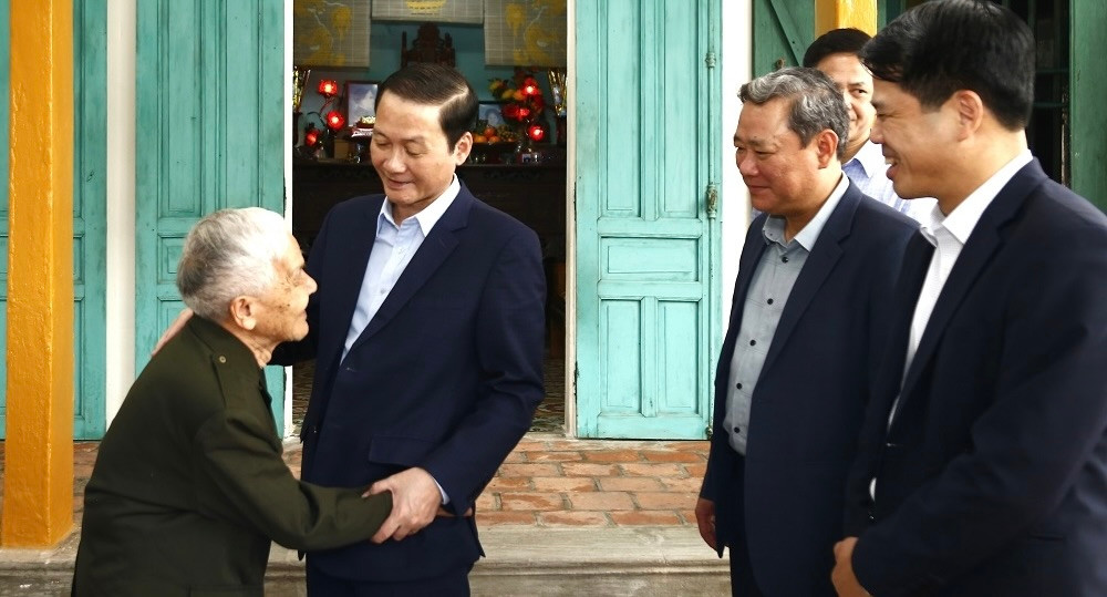 Chủ tịch UBND tỉnh Đỗ Minh Tuấn cùng các thành viên trong đoàn thăm, động viên dân quân Nguyễn Viết Dua Chủ tịch UBND tỉnh Đỗ Minh Tuấn cùng các thành viên trong đoàn thăm, động viên dân quân Nguyễn Viết Dua