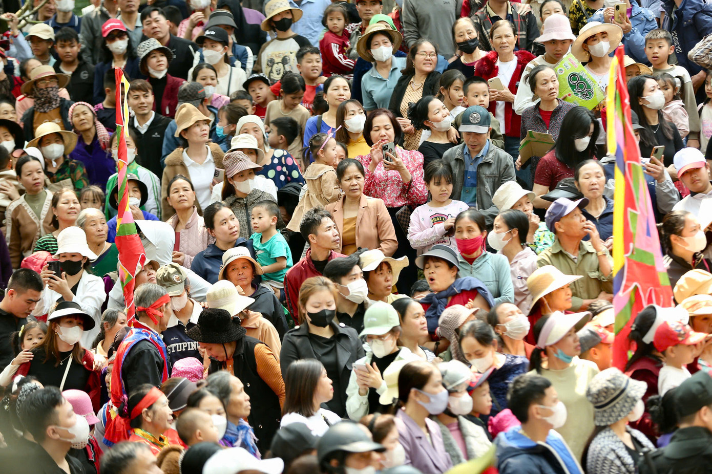 Đông đảo nhân dân tham dự lễ hội. Đông đảo nhân dân tham dự lễ hội.