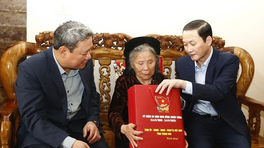 Chủ tịch UBND tỉnh Đỗ Minh Tuấn tặng quà bà Nguyễn Thị Táu là vợ liệt sĩ Hoàng Văn Sáng Chủ tịch UBND tỉnh Đỗ Minh Tuấn tặng quà bà Nguyễn Thị Táu là vợ liệt sĩ Hoàng Văn Sáng