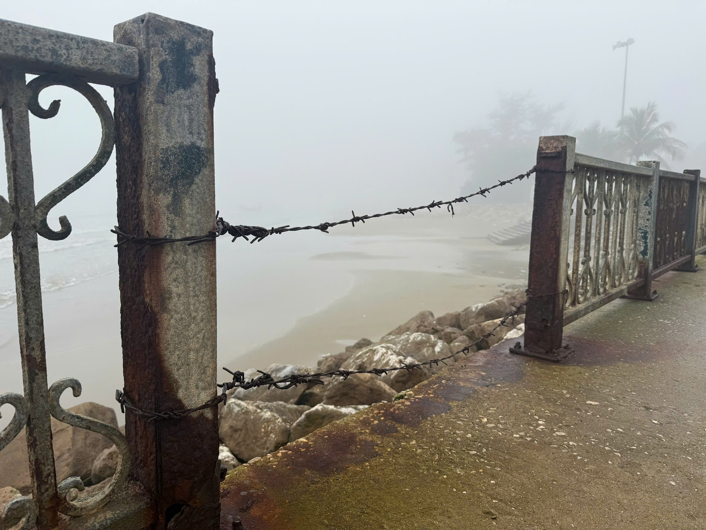 Có đoạn xuất hiện nhiều mảng sắt gỉ rụng ra rơi xuống trông nham nhở. Còn bậc thang lên xuống bãi biển thì bị oxy hóa, ăn mòn làm thủng gây mất an toàn cho người dân, du khách đi lại. Có đoạn xuất hiện nhiều mảng sắt gỉ rụng ra rơi xuống trông nham nhở. Còn bậc thang lên xuống bãi biển thì bị oxy hóa, ăn mòn làm thủng gây mất an toàn cho người dân, du khách đi lại.