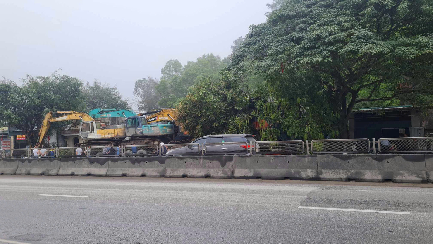 Hiện trường ô tô đầu kéo đâm vào nhà dân Hiện trường ô tô đầu kéo đâm vào nhà dân