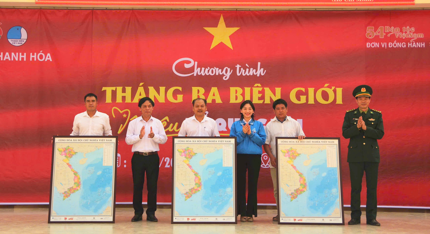 Ban Tổ chức trao tặng bản đồ “Tự hào một dải non sông” cho các chi bộ thuộc xã Na Mèo. Ban Tổ chức trao tặng bản đồ “Tự hào một dải non sông” cho các chi bộ thuộc xã Na Mèo.