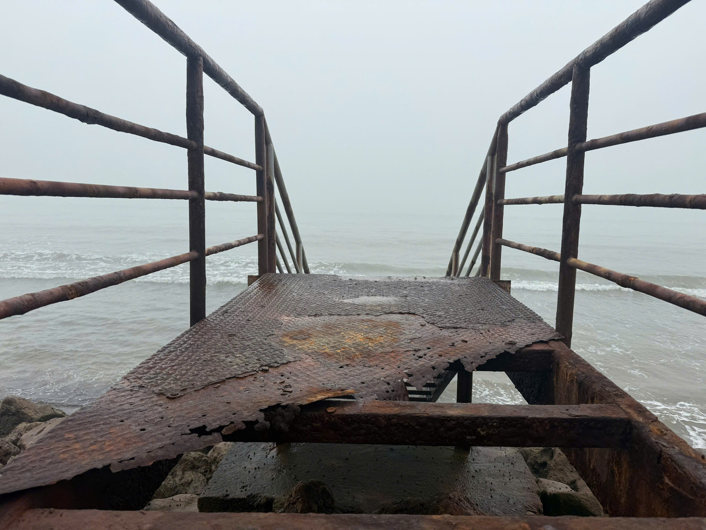 Trước đó, ngày 25/11/2016, UBND tỉnh Thanh Hóa đã ban hành Quyết định số 4605 về việc phê duyệt thiết kế bản vẽ thi công và dự toán công trình xử lý sạt lở bờ biển Sầm Sơn. Theo quyết định này, UBND tỉnh Thanh Hóa giao cho UBND thị xã Sầm Sơn (nay là TP Sầm Sơn) làm chủ đầu tư. Dự án có tổng mức đầu tư hơn 250 tỷ đồng từ nguồn vốn Trung ương hỗ trợ theo Chương trình ứng phó với biến đổi khí hậu (SP-RCC), ngân sách tỉnh và các nguồn vốn huy động hợp pháp khác của UBND thị xã Sầm Sơn. Trước đó, ngày 25/11/2016, UBND tỉnh Thanh Hóa đã ban hành Quyết định số 4605 về việc phê duyệt thiết kế bản vẽ thi công và dự toán công trình xử lý sạt lở bờ biển Sầm Sơn. Theo quyết định này, UBND tỉnh Thanh Hóa giao cho UBND thị xã Sầm Sơn (nay là TP Sầm Sơn) làm chủ đầu tư. Dự án có tổng mức đầu tư hơn 250 tỷ đồng từ nguồn vốn Trung ương hỗ trợ theo Chương trình ứng phó với biến đổi khí hậu (SP-RCC), ngân sách tỉnh và các nguồn vốn huy động hợp pháp khác của UBND thị xã Sầm Sơn.