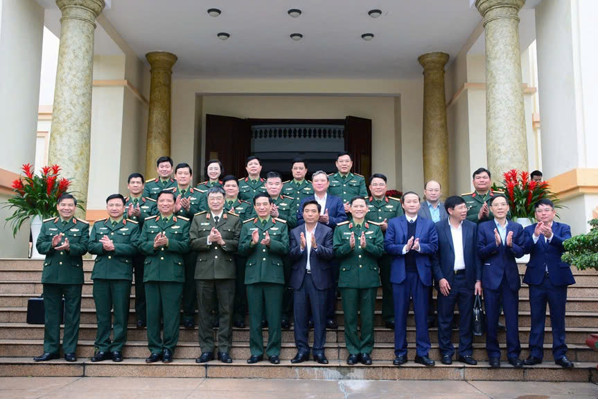 Đại tướng Phan Văn Giang cùng đoàn công tác chụp ảnh lưu niệm với lãnh đạo tỉnh Thanh Hóa Đại tướng Phan Văn Giang cùng đoàn công tác chụp ảnh lưu niệm với lãnh đạo tỉnh Thanh Hóa