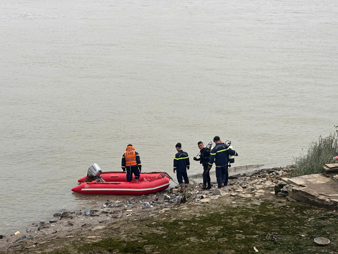 Sau nhiều ngày tìm kiếm, lực lượng chức năng đã tìm thấy thi thể nam sinh Sau nhiều ngày tìm kiếm, lực lượng chức năng đã tìm thấy thi thể nam sinh