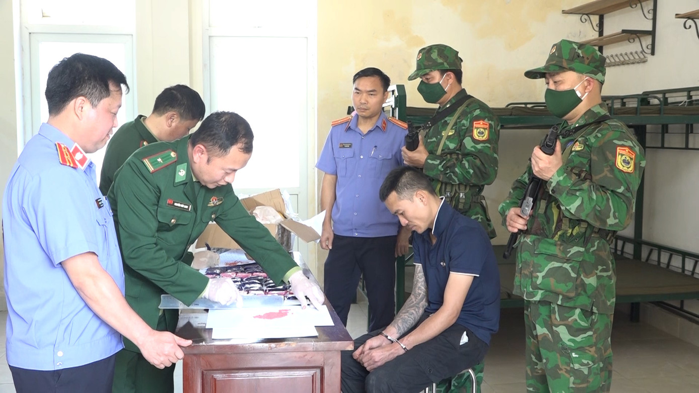 Lực lượng chức năng kiểm tra tang vật vụ việc