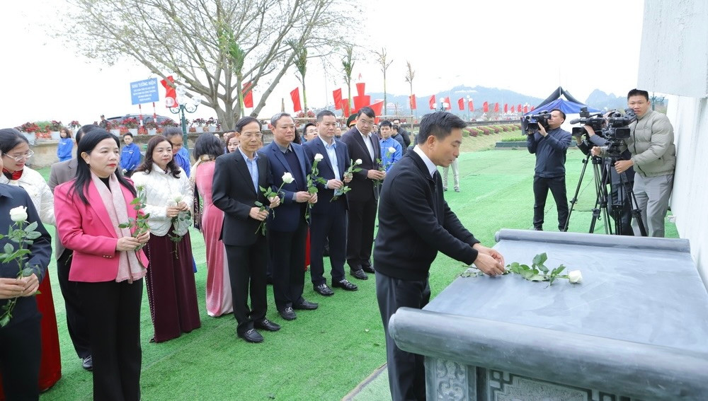 Bí thư Tỉnh ủy Nguyễn Doãn Anh và các đại biểu dâng hoa tưởng niệm các giáo viên và học sinh đã hy sinh ngày 14/6/1972 tại công trường đê Nam sông Mã, phường Nam Ngạn, TP Thanh Hóa. Bí thư Tỉnh ủy Nguyễn Doãn Anh và các đại biểu dâng hoa tưởng niệm các giáo viên và học sinh đã hy sinh ngày 14/6/1972 tại công trường đê Nam sông Mã, phường Nam Ngạn, TP Thanh Hóa.