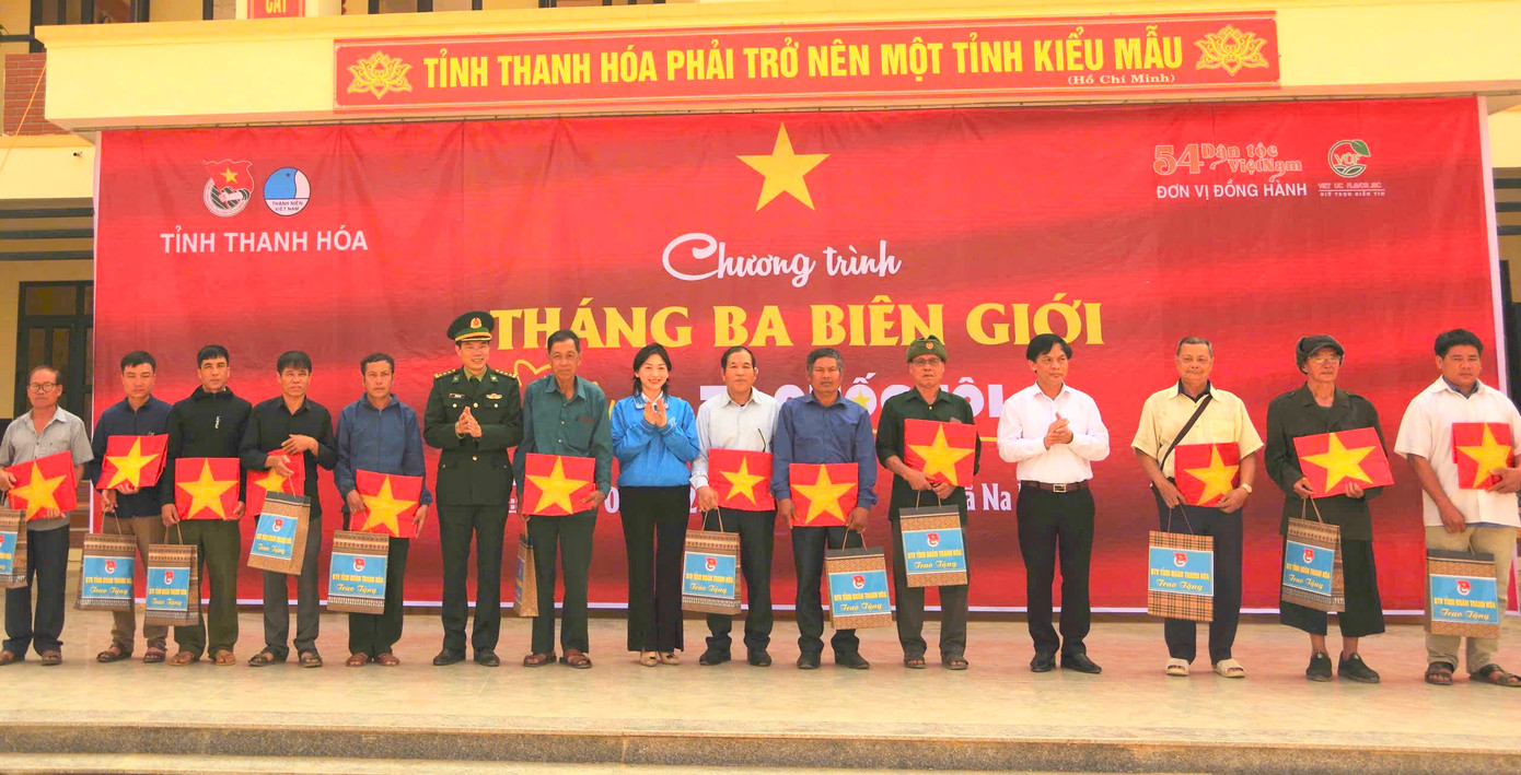 Ban Tổ chức tặng cờ và quà cho các già làng, trưởng bản, người bảo vệ cột mốc biên giới Ban Tổ chức tặng cờ và quà cho các già làng, trưởng bản, người bảo vệ cột mốc biên giới