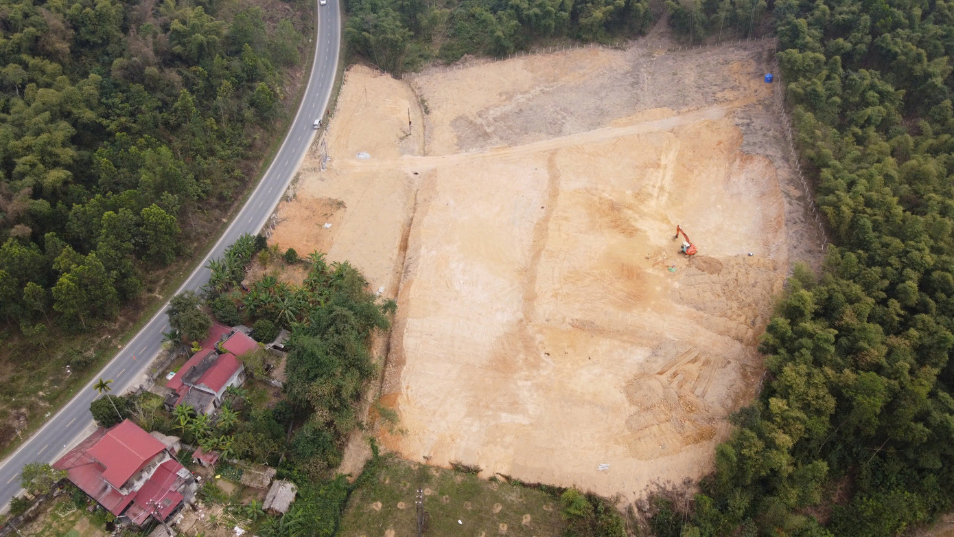 Hiện trạng khu vực đất rừng sản xuất bị san gạt. Hiện trạng khu vực đất rừng sản xuất bị san gạt.