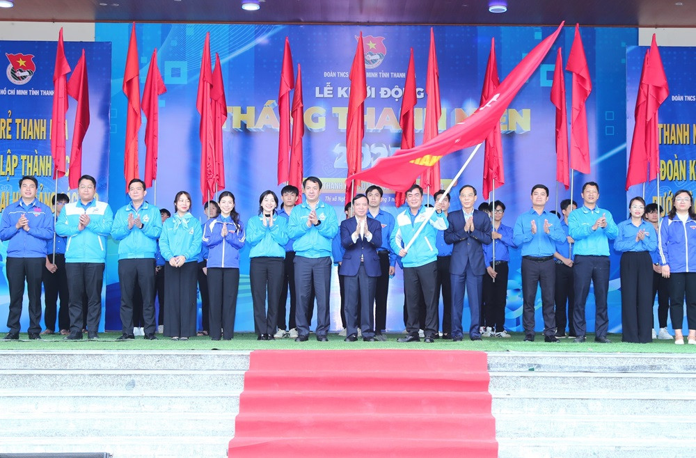 Các đại biểu thực hiện nghi thức khởi động Tháng thanh niên năm 2025 tại Thanh Hóa.