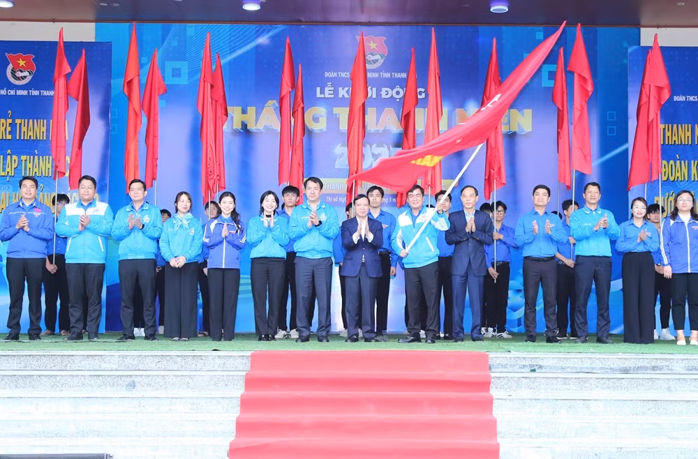 Các đại biểu thực hiện nghi thức khởi động Tháng thanh niên năm 2025 tại Thanh Hóa.