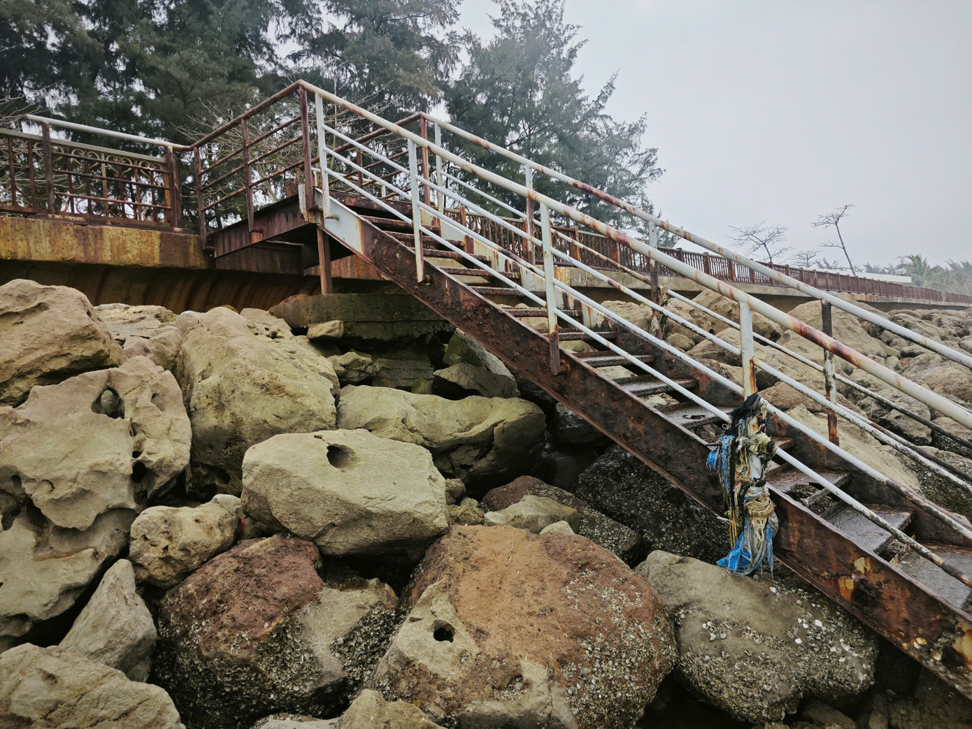 Một người dân ở phường Quảng Cư chia sẻ, nước biển mặn ăn mòn sắt ở bờ kè theo thời gian. Thực tế cho thấy, toàn bộ lan can ở đây bị gỉ sét hết, chỗ thì gãy, chỗ thì mất, trông nhếch nhác. Một người dân ở phường Quảng Cư chia sẻ, nước biển mặn ăn mòn sắt ở bờ kè theo thời gian. Thực tế cho thấy, toàn bộ lan can ở đây bị gỉ sét hết, chỗ thì gãy, chỗ thì mất, trông nhếch nhác.