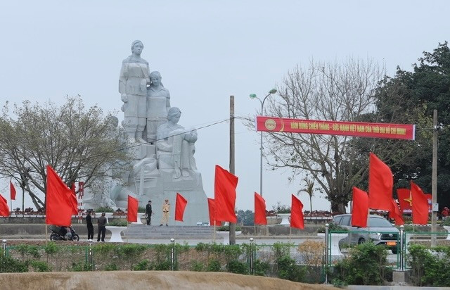 Khu tưởng niệm các giáo viên và học sinh ở khu vực đê Nam sông Mã, phường Nam Ngạn, TP Thanh Hóa. Khu tưởng niệm các giáo viên và học sinh ở khu vực đê Nam sông Mã, phường Nam Ngạn, TP Thanh Hóa.