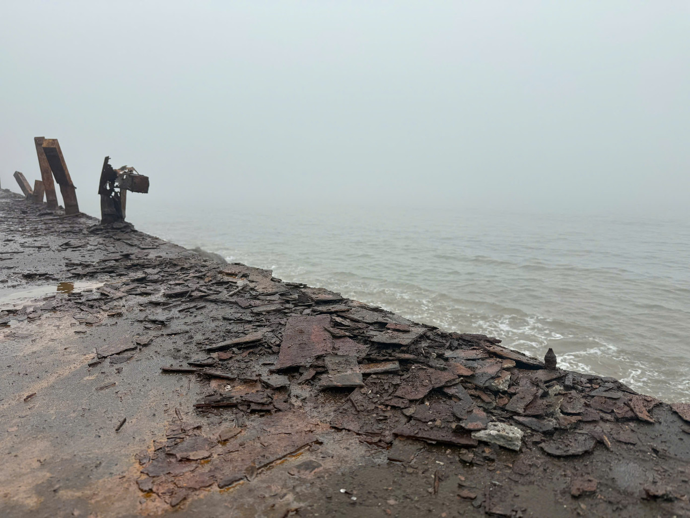 Khoảng gần 1km dọc bờ kè chắn sóng nhiều vị trí lan can bị gãy chân đế, trơ trọi mấu ốc vít tạo ra khoảng trống nguy hiểm. Khoảng gần 1km dọc bờ kè chắn sóng nhiều vị trí lan can bị gãy chân đế, trơ trọi mấu ốc vít tạo ra khoảng trống nguy hiểm.