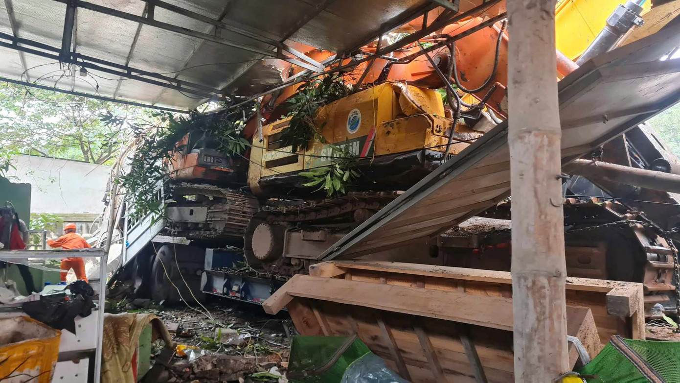 Lực lượng chức năng tổ chức kéo xe đầu kéo ra khỏi khu vực nhà dân Lực lượng chức năng tổ chức kéo xe đầu kéo ra khỏi khu vực nhà dân