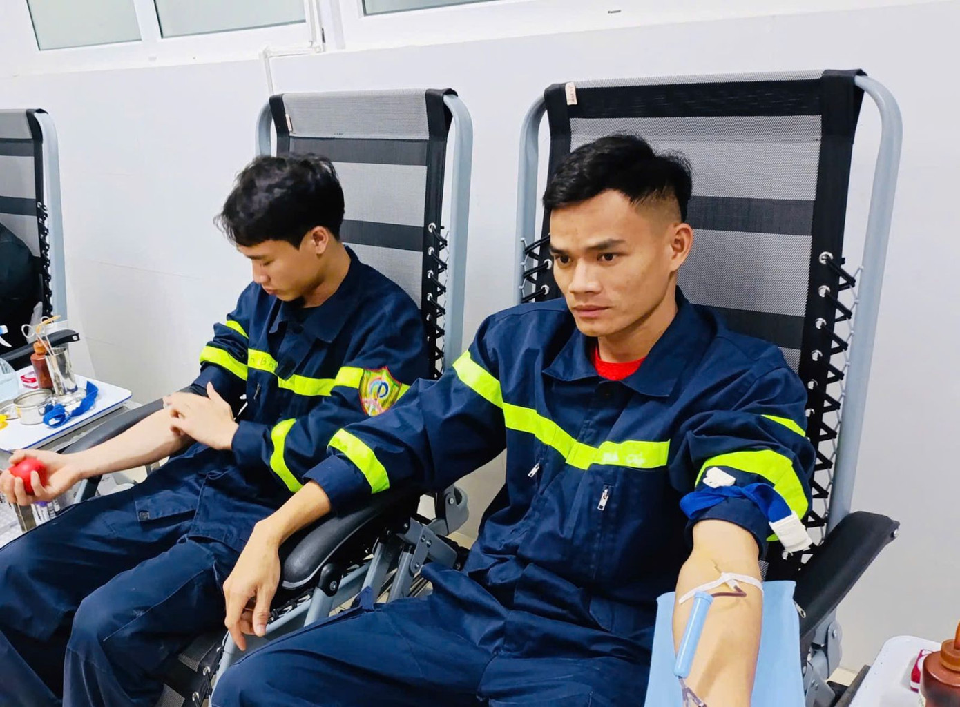 Thượng úy Lê Văn Sỹ và binh nhất Ngô Văn Thành hiến máu cứu người