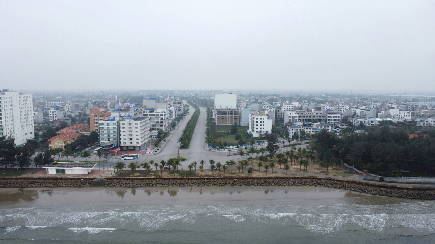 Trao đổi với báo chí, ông Mai Thành Đồng, Trưởng phòng Kinh tế, Hạ tầng và Đô thị TP Sầm Sơn xác nhận tình trạng hư hỏng hệ thống lan can sắt ở kè chắn sóng ở phường Quảng Cư. Hiện nay, thành phố đang giao cho Ban QLDA đầu tư xây dựng rà soát tổng thể tất cả các công trình và có phương án sửa chữa nhằm đảm bảo an toàn trước mùa du lịch sắp tới. Trao đổi với báo chí, ông Mai Thành Đồng, Trưởng phòng Kinh tế, Hạ tầng và Đô thị TP Sầm Sơn xác nhận tình trạng hư hỏng hệ thống lan can sắt ở kè chắn sóng ở phường Quảng Cư. Hiện nay, thành phố đang giao cho Ban QLDA đầu tư xây dựng rà soát tổng thể tất cả các công trình và có phương án sửa chữa nhằm đảm bảo an toàn trước mùa du lịch sắp tới.