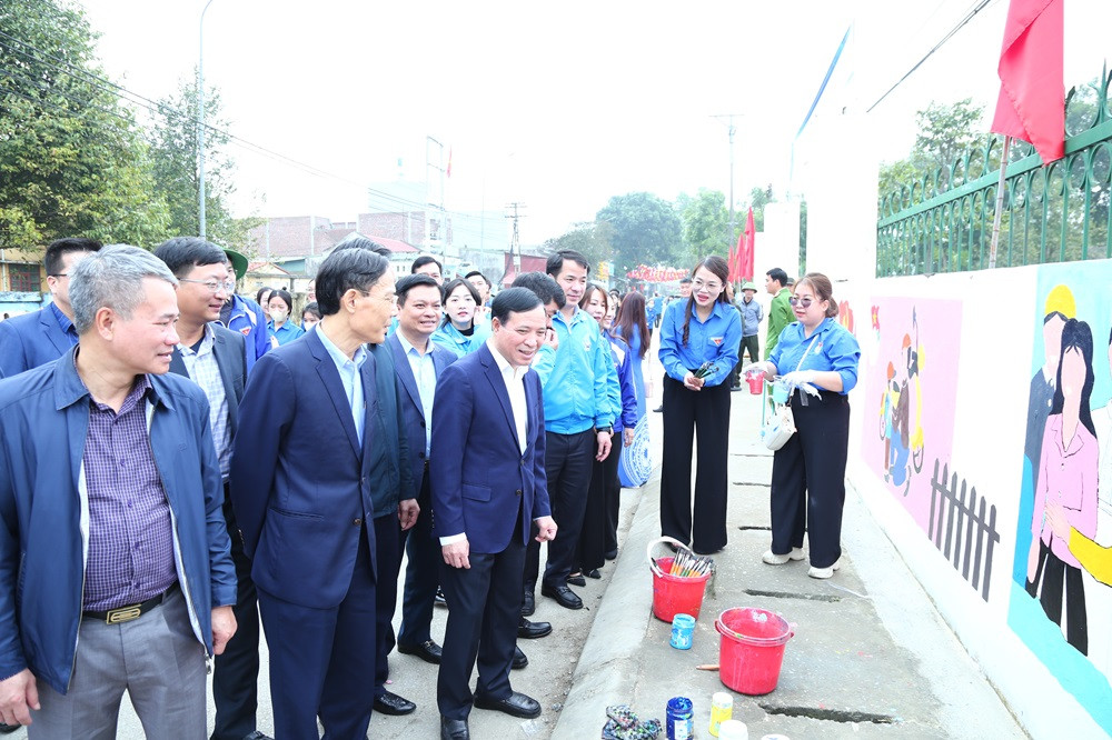 Các đại biểu tham quan tuyến đường tranh bích họa tuyên truyền an toàn giao thông, an toàn thực phẩm.