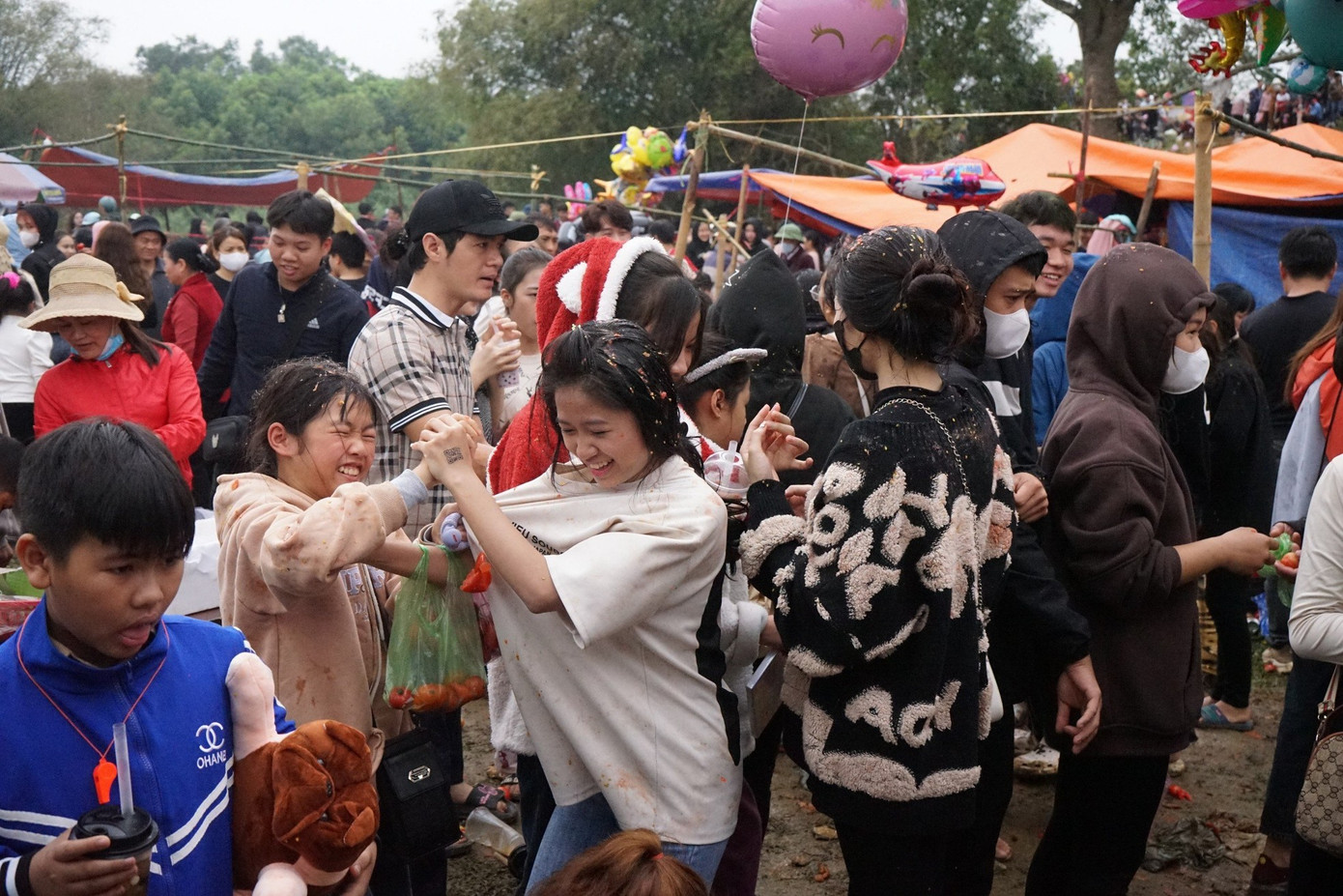 Người dân đến chợ Chuộng để cầu may bằng việc "choảng nhau" bằng cà chua.