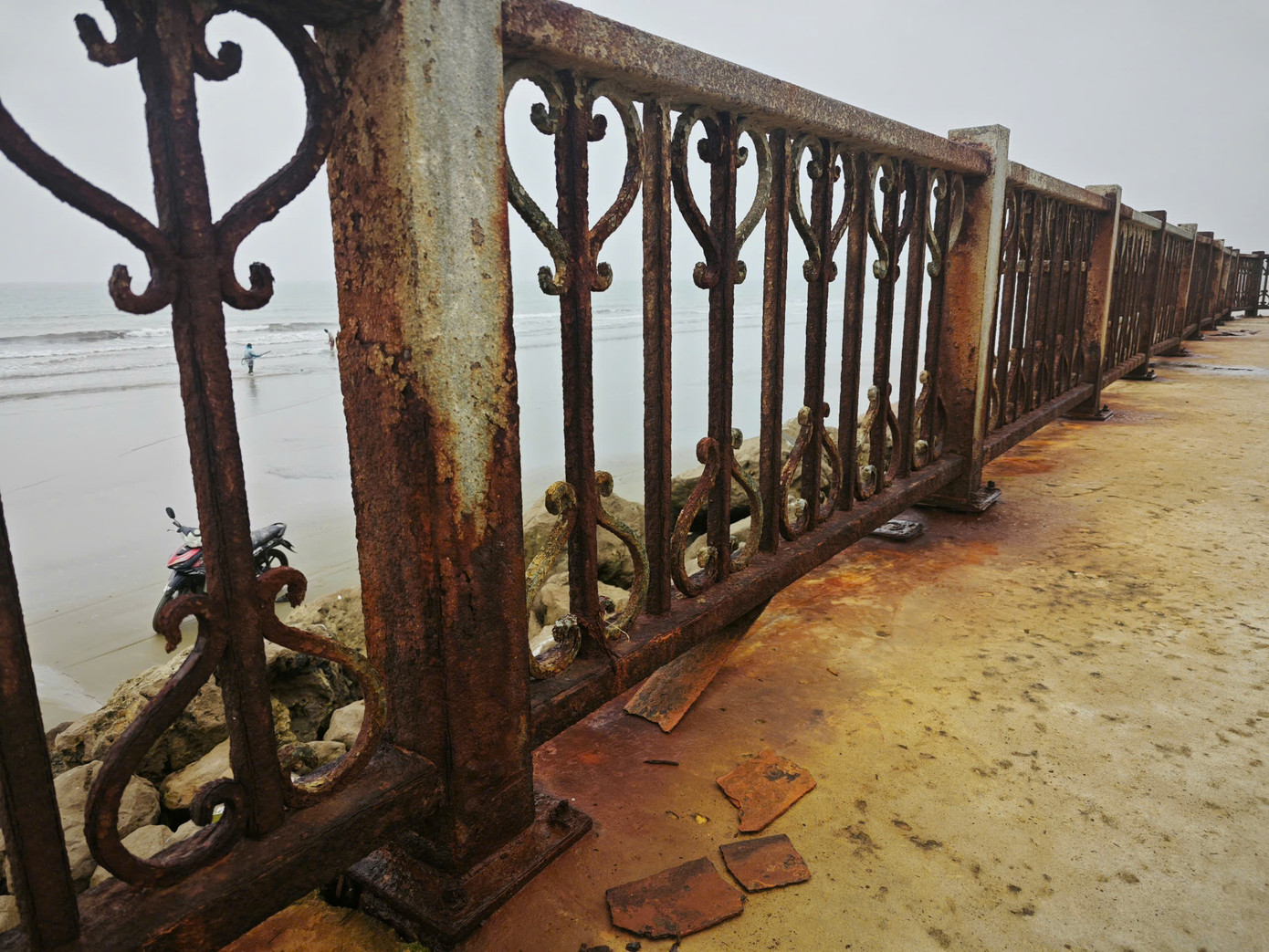 Được biết, hệ thống lan can nói trên thuộc dự án xử lý sạt lở bờ biển Sầm Sơn được xây dựng vào khoảng năm 2017 và đưa vào sử dụng từ năm 2018-2019. Được biết, hệ thống lan can nói trên thuộc dự án xử lý sạt lở bờ biển Sầm Sơn được xây dựng vào khoảng năm 2017 và đưa vào sử dụng từ năm 2018-2019.