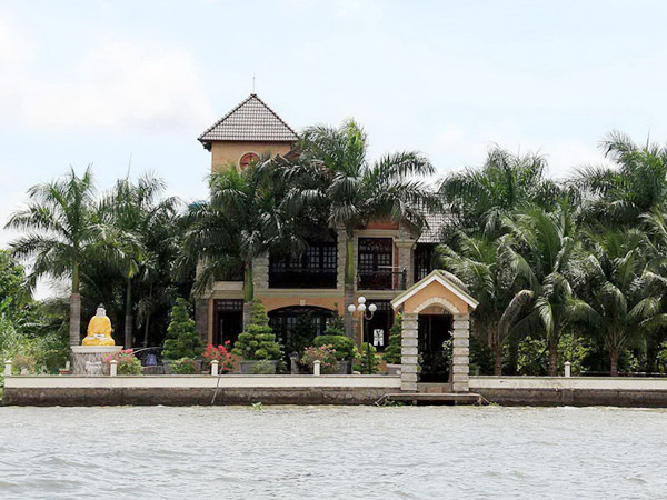 Khu nuôi cá giữa sông Hậu của bà Diệu Hiền, có tượng Phật tổ Như Lai và Phật Bà Quan Âm