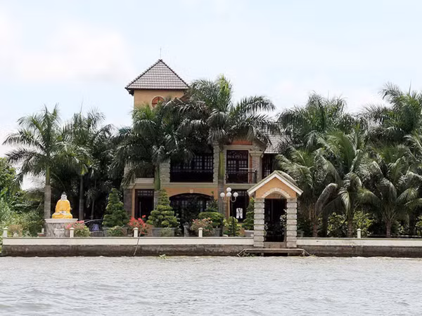 Khu nuôi cá giữa sông Hậu của bà Diệu Hiền, có tượng Phật tổ Như Lai và Phật Bà Quan Âm