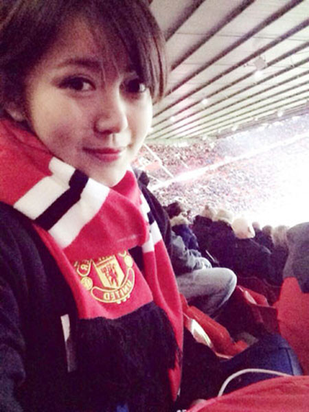 CĐV xinh như mộng tin M.U hạ Chelsea ảnh 1