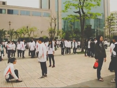 Hàng năm, teen Ams có khá nhiều hoạt động để hướng tới đêm chia tay Made in 12. Clip Khoảnh khắc ngưng đọng được thục hiện cho chuỗi sự kiện này