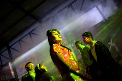 Tylor dưới ánh đèn của sàn nhảy