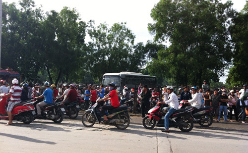 Ngay từ sáng sớm, hàng ngàn người dân đã có mặt ở nghĩa trang Bình Hưng Hòa để chờ đón linh cữu Wanbi Tuấn Anh đến