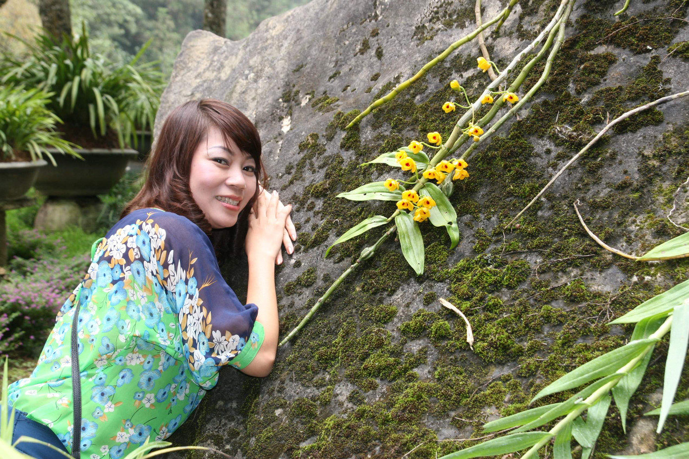 Làm duyên bên nhành lan