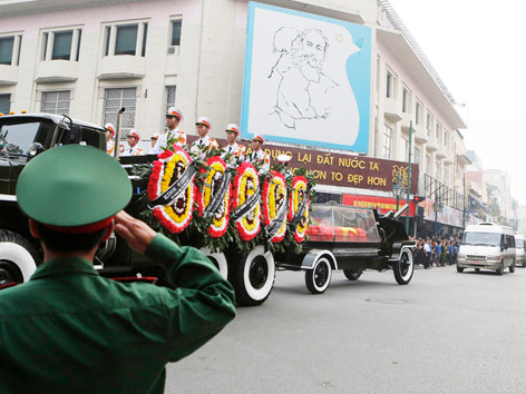 Lễ di quan, rước linh cữu Đại tướng qua các con phố ở Hà Nội trước khi ra sân bay Nội Bài. Ảnh: Hồng Vĩnh