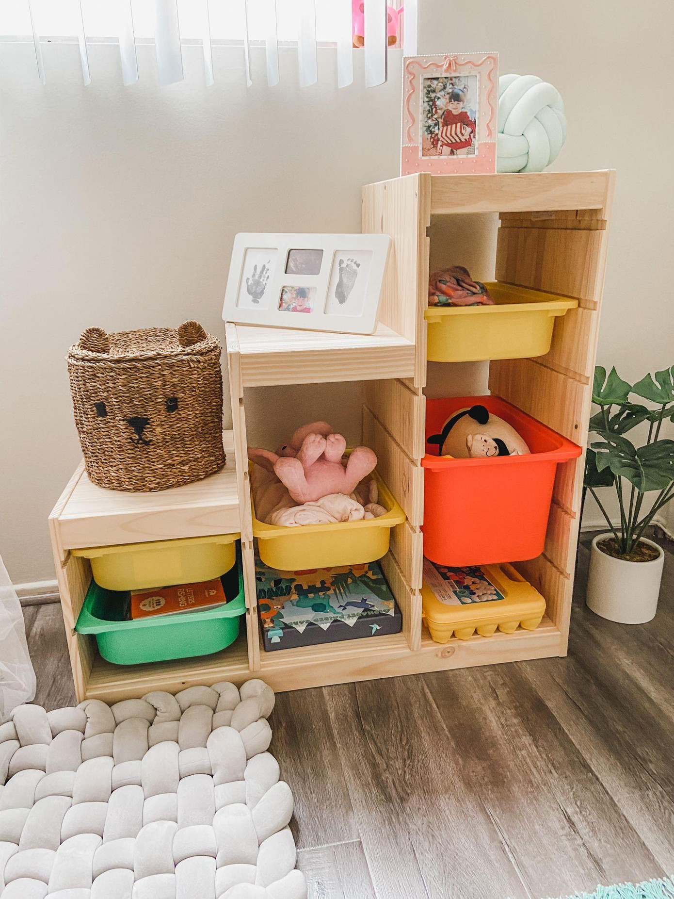 Từ chiếc giường cho tới tủ đồ hay từng đồ vật trang trí trong phòng đều do hai vợ chồng An tự tay thiết kế.