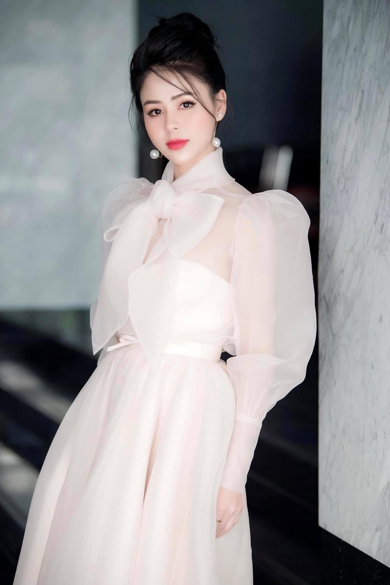 Về sau, Minh phát hiện mình mang dòng dõi quý tộc, gu thời trang thay đổi nhưng vẫn khá kín đáo, đơn giản.