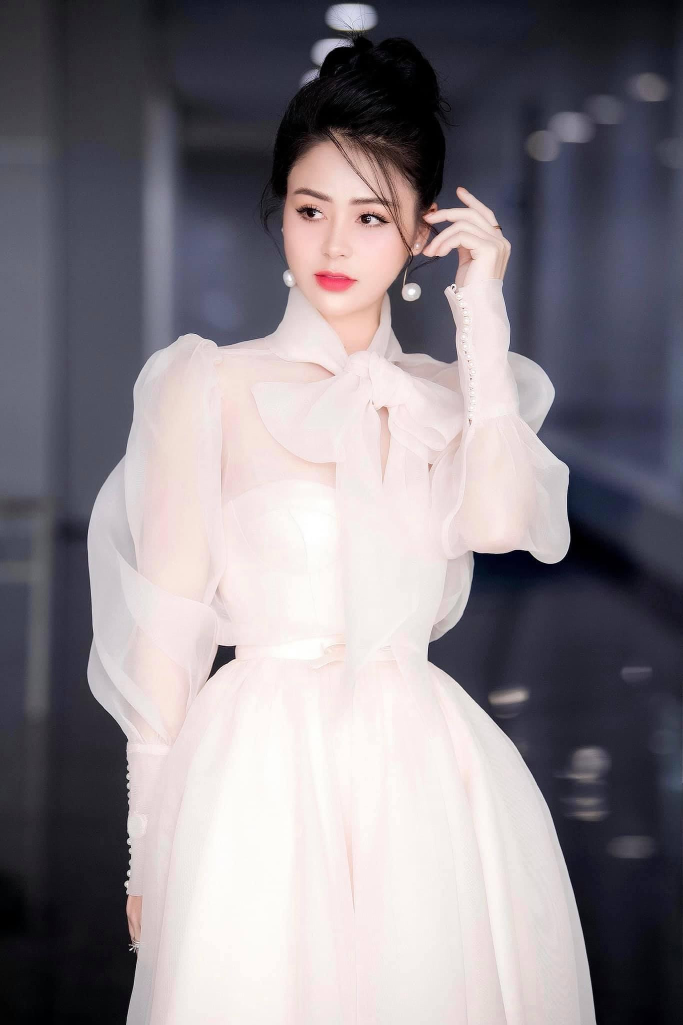 Minh có cá tính mạnh mẽ vì thường xuyên phải lo toan mọi việc trong nhà cũng như phải để mắt tới bà mẹ “dại trai” cũng như cậu em ngu ngơ hay gây họa.