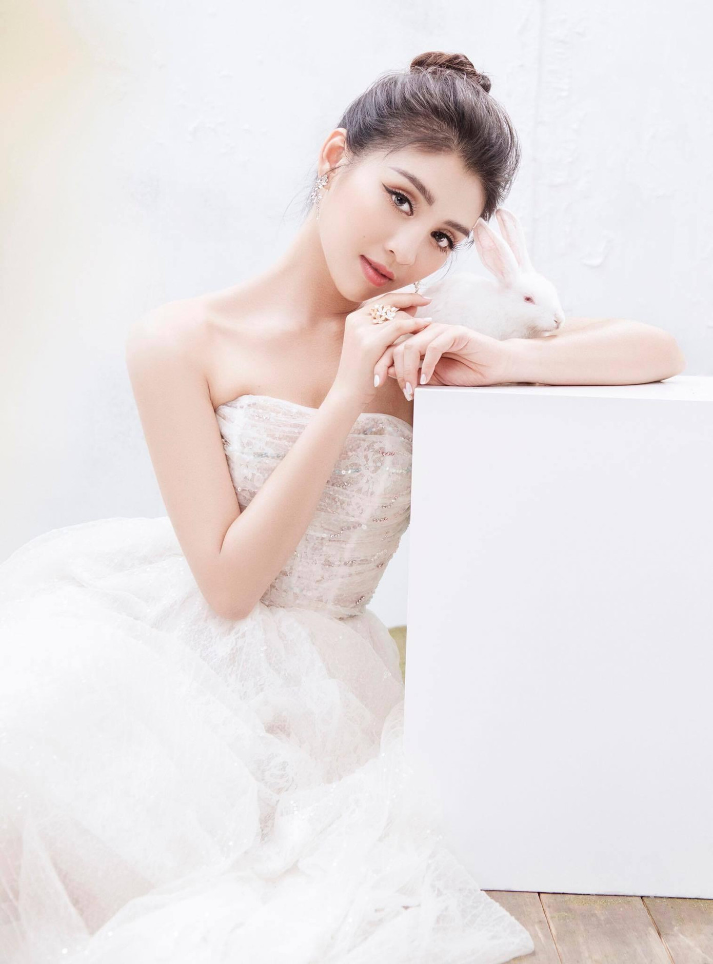 Thanh Tú cho biết, trong năm vừa qua cô có nhiều thay đổi về việc học và sự nghiệp của mình. Về cuộc sống trong gia đình, có thể nói Tú may mắn được cha mẹ hết mực yêu thương và ủng hộ trên mọi con đường mà mình lựa chọn.