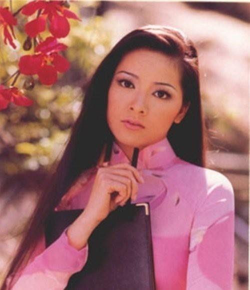 Tài năng, xinh đẹp và nổi tiếng song cuộc đời của ca sĩ Như Quỳnh gặp không ít truân chuyên, đổ vỡ. Cô từng có cuộc hôn nhân hạnh phúc với chồng là một kỹ sư không lưu ở Mỹ và có một bé gái dễ thương nhưng Như Quỳnh chưa từng mặc váy cưới và tổ chức hôn lễ. Tài năng, xinh đẹp và nổi tiếng song cuộc đời của ca sĩ Như Quỳnh gặp không ít truân chuyên, đổ vỡ. Cô từng có cuộc hôn nhân hạnh phúc với chồng là một kỹ sư không lưu ở Mỹ và có một bé gái dễ thương nhưng Như Quỳnh chưa từng mặc váy cưới và tổ chức hôn lễ.