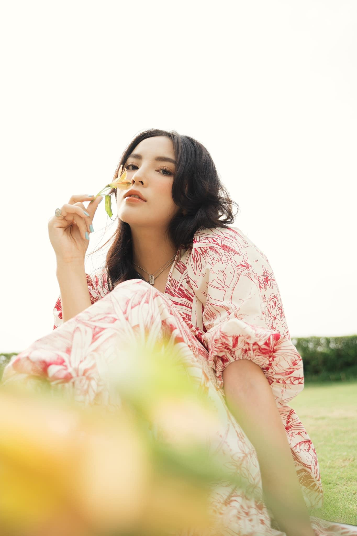 Thời gian qua, cô nàng cũng tích cực tham gia các hoạt động thiện nguyện. Gần đây nhất, Kỳ Duyên cùng người mẫu Minh Triệu đã trở lại huyện Nam Trà My, Quảng Nam và mua dê giống giúp bà con tái thiết cuộc sống sau cơn bão lịch sử cuối năm 2020.