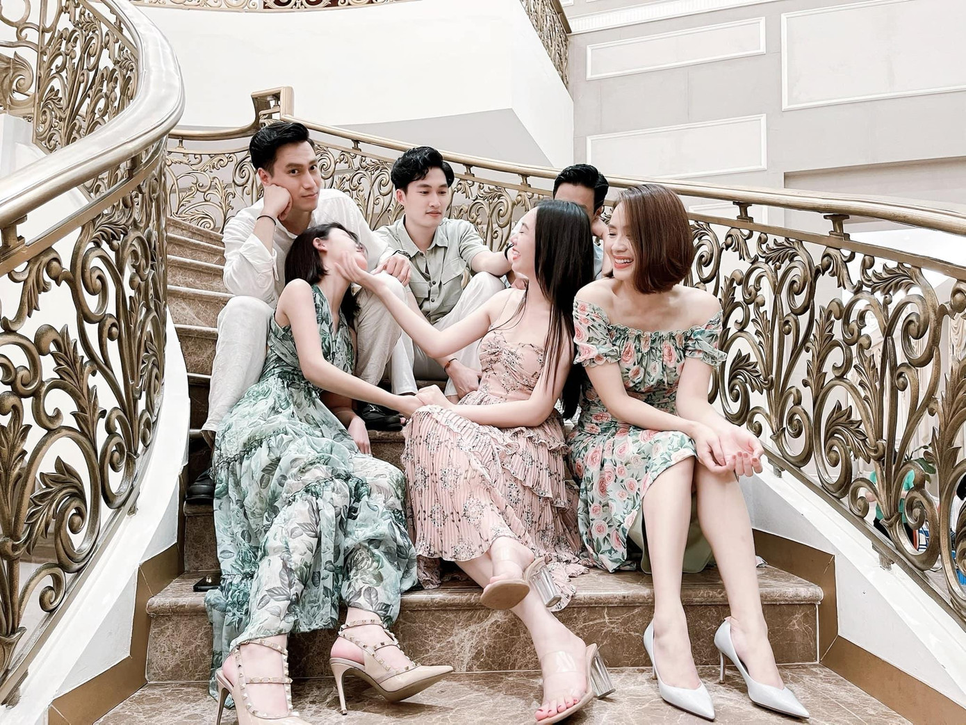 Trên trang cá nhân, diễn viên Lương Thu Trang chia sẻ: “Cuối cùng thì cũng hái được Hướng Dương. Hơn 200 ngày ghét bỏ nhau thì hôm nay chúng mình yêu thương nhau đúng cách. Không nói thành lời nữa. Cảm ơn e-kip. Cảm ơn các anh, chị tôi. Cảm ơn khán giả”. Trên trang cá nhân, diễn viên Lương Thu Trang chia sẻ: “Cuối cùng thì cũng hái được Hướng Dương. Hơn 200 ngày ghét bỏ nhau thì hôm nay chúng mình yêu thương nhau đúng cách. Không nói thành lời nữa. Cảm ơn e-kip. Cảm ơn các anh, chị tôi. Cảm ơn khán giả”.