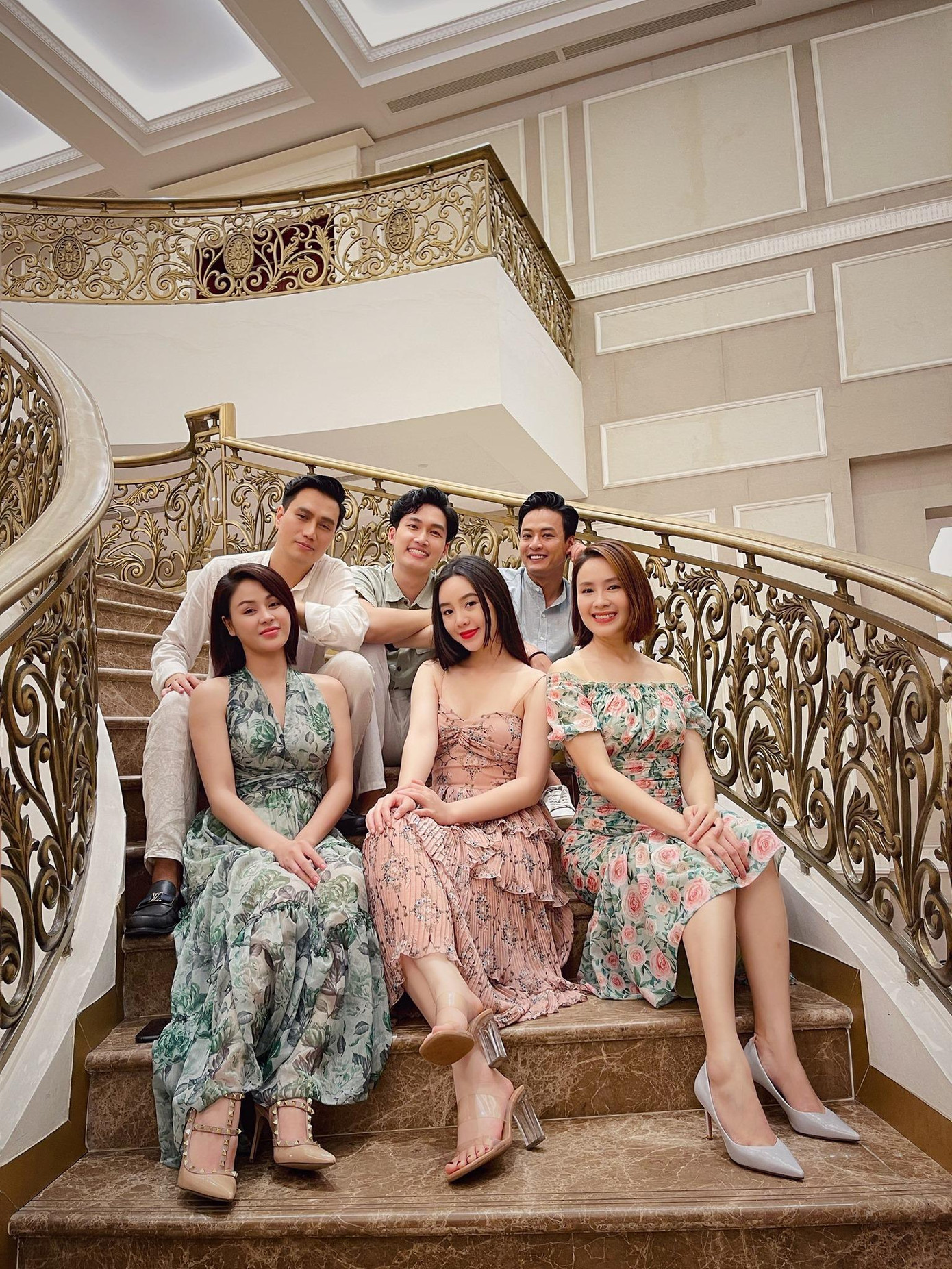 “9 tháng 10 ngày với đứa con “Hướng Dương Ngược Nắng”. Cảm ơn ekip, cảm ơn các bạn diễn tuyệt vời đã cùng nhau hoàn thành xuất sắc bộ phim. Cảm ơn khán giả đã luôn yêu và dành nhiều tình cảm cho bộ phim và từng nhân vật. Hẹn gặp lại các bạn. Love all”- diễn viên Hồng Đăng viết. “9 tháng 10 ngày với đứa con “Hướng Dương Ngược Nắng”. Cảm ơn ekip, cảm ơn các bạn diễn tuyệt vời đã cùng nhau hoàn thành xuất sắc bộ phim. Cảm ơn khán giả đã luôn yêu và dành nhiều tình cảm cho bộ phim và từng nhân vật. Hẹn gặp lại các bạn. Love all”- diễn viên Hồng Đăng viết.