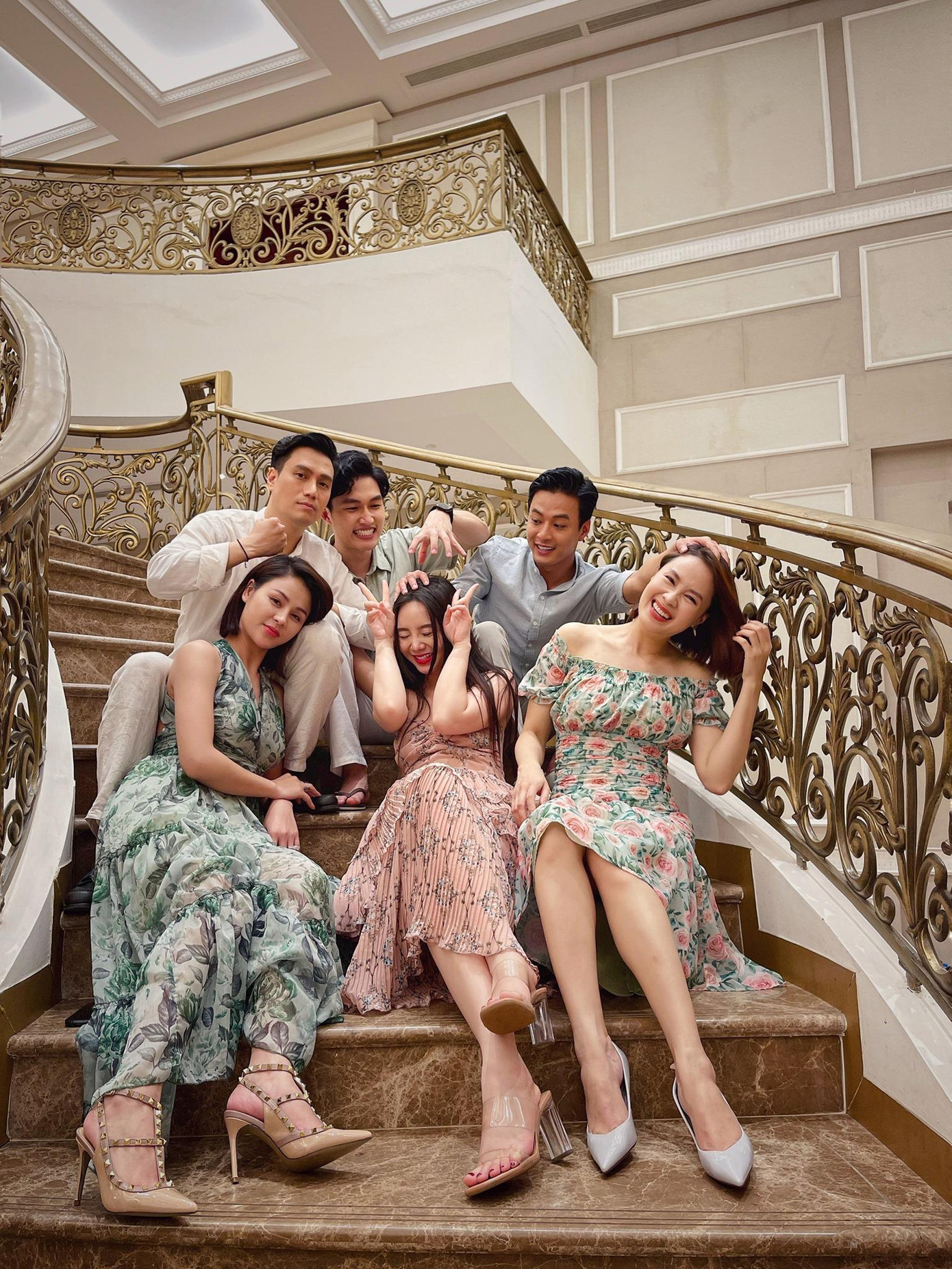 Khoảnh khắc ngọt ngào của dàn diễn viên "Hướng dương ngược nắng" khiến người hâm mộ thích thú. Khoảnh khắc ngọt ngào của dàn diễn viên "Hướng dương ngược nắng" khiến người hâm mộ thích thú.