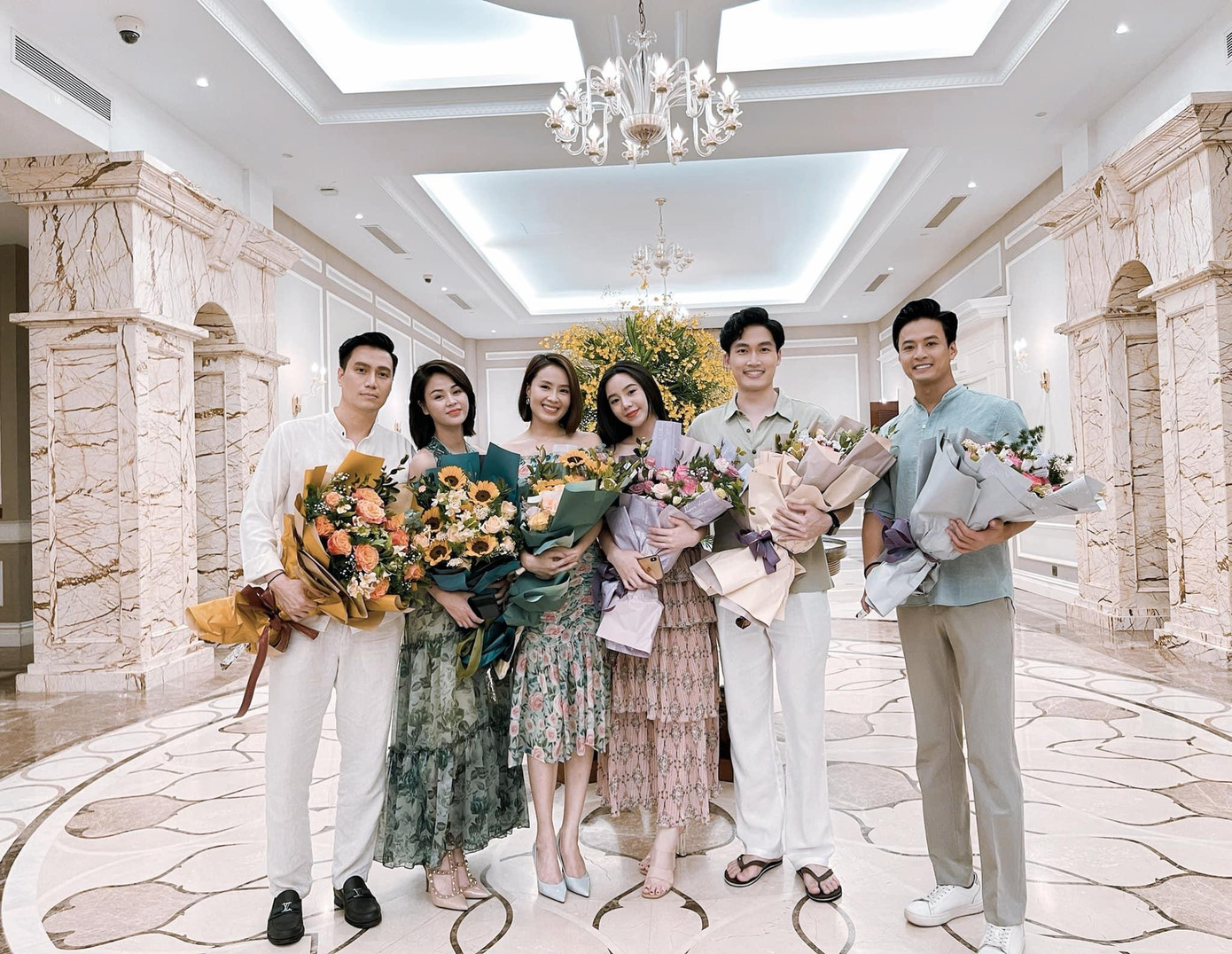 Theo đó, vào ngày 25/4, bộ phim “Hướng dương ngược nắng” chính thức đóng máy và tập cuối phát sóng trên truyền hình kết thúc sau khoảng 2 tuần nữa. Theo đó, vào ngày 25/4, bộ phim “Hướng dương ngược nắng” chính thức đóng máy và tập cuối phát sóng trên truyền hình kết thúc sau khoảng 2 tuần nữa.