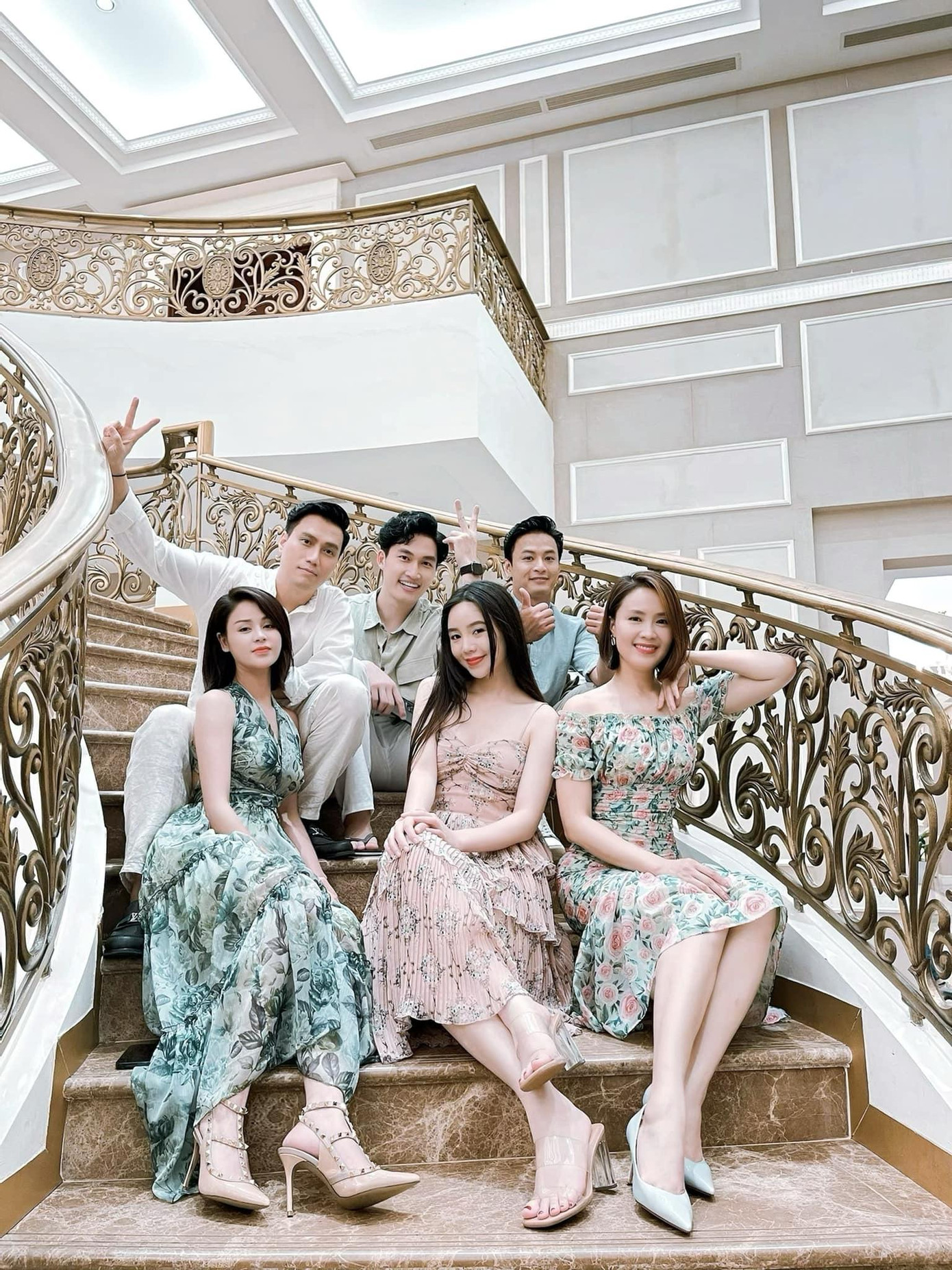 Đình Tú nói lời chia tay khi phim đóng máy: “Sáng mở mắt, điều đầu tiên là cảm thấy hụt hẫng, 1 cảm giác thật khó diễn tả. 9 tháng 10 ngày, 1 thời gian không quá dài cũng không phải ngắn, nhưng cũng đủ để mọi người cảm thấy gắn kết như những thành viên trong 1 gia đình-gia đình “Hướng Dương Ngược Nắng”. Không biết nói điều gì vào lúc này, chỉ muốn nói là rất nhớ, và mong sẽ có 1 dự án gia đình “Hướng Dương” đoàn tụ. Cám ơn tất cả mọi người! I Love you. 15/7/2020-25/4/2021”. Đình Tú nói lời chia tay khi phim đóng máy: “Sáng mở mắt, điều đầu tiên là cảm thấy hụt hẫng, 1 cảm giác thật khó diễn tả. 9 tháng 10 ngày, 1 thời gian không quá dài cũng không phải ngắn, nhưng cũng đủ để mọi người cảm thấy gắn kết như những thành viên trong 1 gia đình-gia đình “Hướng Dương Ngược Nắng”. Không biết nói điều gì vào lúc này, chỉ muốn nói là rất nhớ, và mong sẽ có 1 dự án gia đình “Hướng Dương” đoàn tụ. Cám ơn tất cả mọi người! I Love you. 15/7/2020-25/4/2021”.