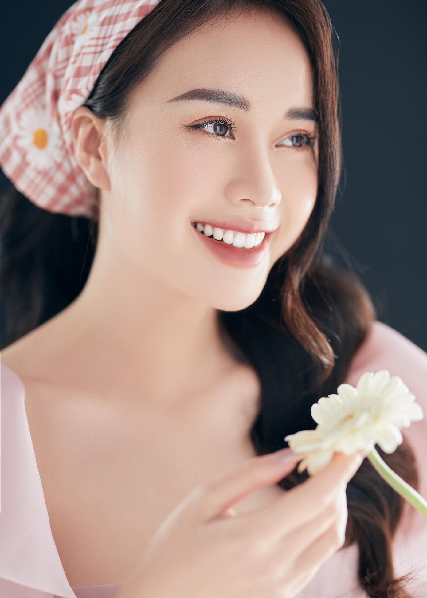 MC Ngô Mai Phương gắn liền với chương trình “Bữa trưa vui vẻ”. Cô nàng từng gây “sốt” khi đăng kí dự thi Hoa hậu Việt Nam 2020 nhưng quyết định rút lui ở phút chót. MC Ngô Mai Phương gắn liền với chương trình “Bữa trưa vui vẻ”. Cô nàng từng gây “sốt” khi đăng kí dự thi Hoa hậu Việt Nam 2020 nhưng quyết định rút lui ở phút chót.