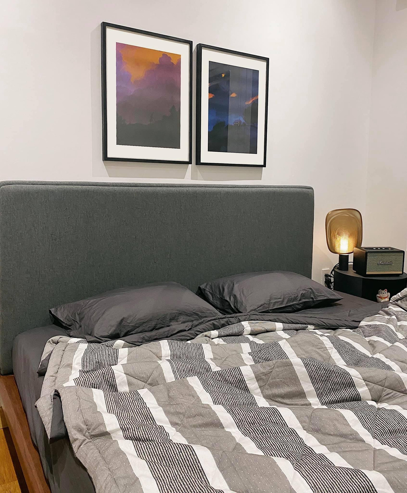 Phòng ngủ được thiết kế tối giản nhưng không kém phần tinh tế.