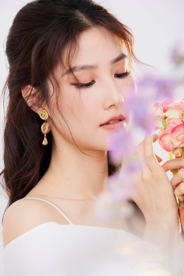 Mới đây, Diễm My 9x tung loạt ảnh xinh đẹp rạng rỡ kèm lời nhắn: “Đầu tuần tập trung công việc thật tốt mọi người nhen. Nhớ khen My xinh nữa ha”.