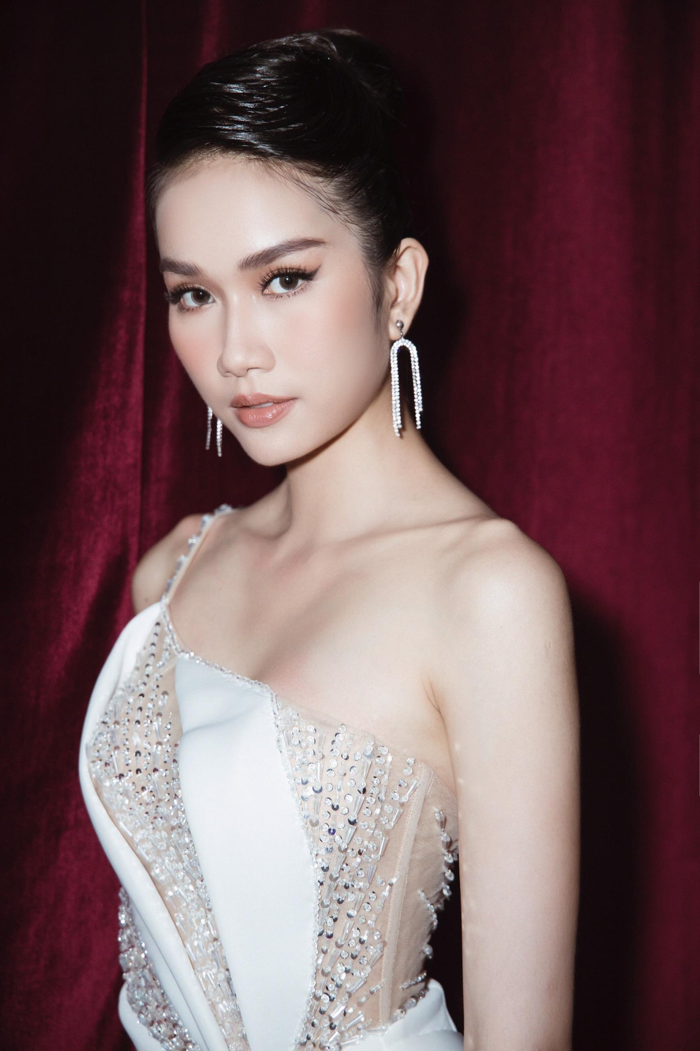 Mới đây, Á hậu Phương Anh tung loạt ảnh gợi cảm khi làm giám khảo một cuộc thi khuôn khổ trường Đại học.