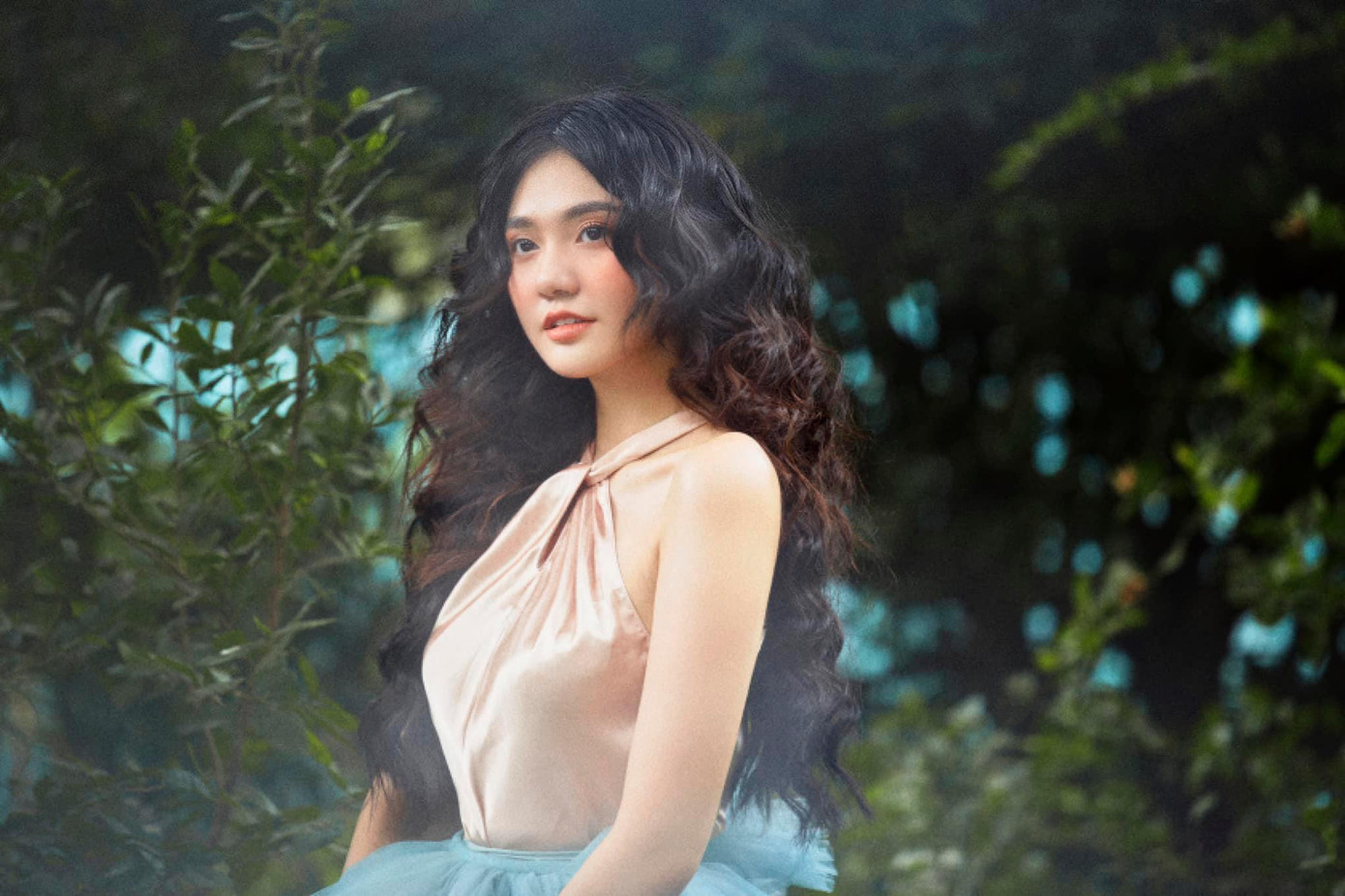 Cô nàng gây ấn tượng với mái tóc xù và nhan sắc ngọt ngào tựa sương mai.