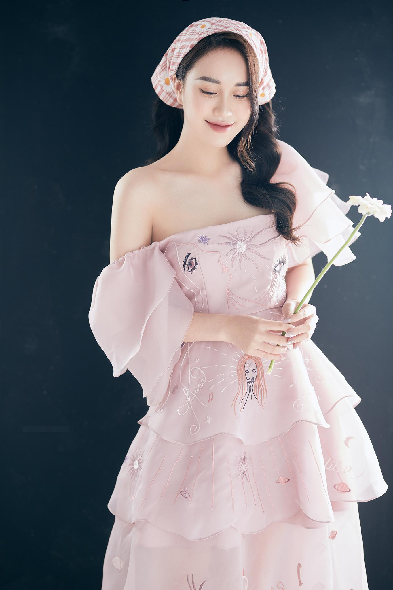 Ngô Mai Phương sinh năm 1997, quê Hải Phòng. Mai Phương hiện đang là MC chương trình “Bữa trưa vui vẻ” (VTV6). Cô từng giành vị trí Á khôi 1 cuộc thi Hoa khôi sinh viên khi còn đang theo học tại Đại học Khoa học xã hội và Nhân văn. Ngô Mai Phương sinh năm 1997, quê Hải Phòng. Mai Phương hiện đang là MC chương trình “Bữa trưa vui vẻ” (VTV6). Cô từng giành vị trí Á khôi 1 cuộc thi Hoa khôi sinh viên khi còn đang theo học tại Đại học Khoa học xã hội và Nhân văn.