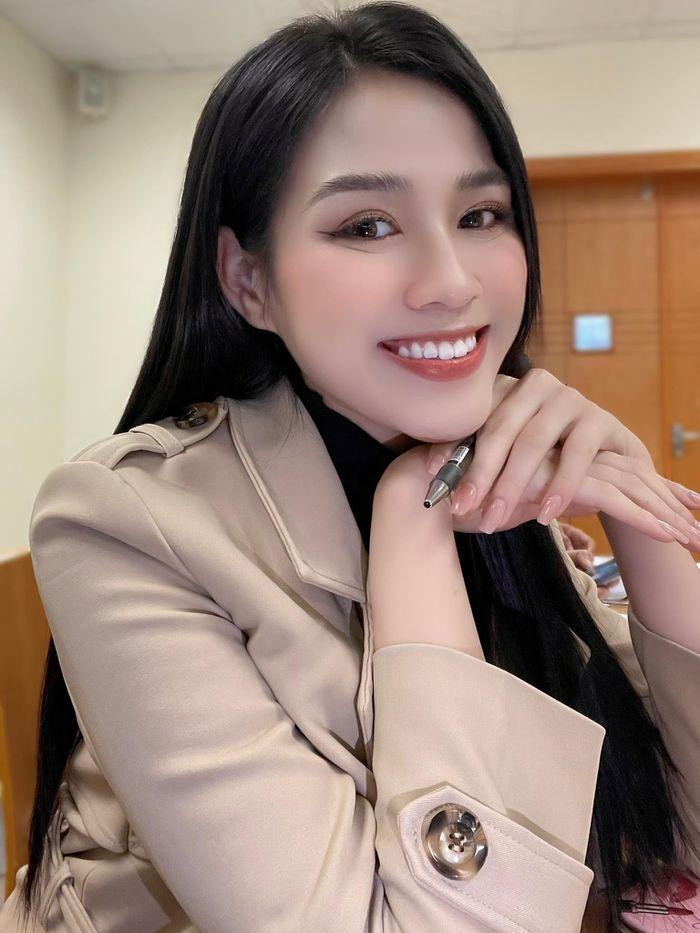 Đây là hình ảnh Hoa hậu Đỗ Thị Hà trên giảng đường.